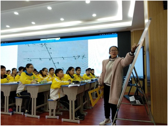 数学组韦慧君老师正示范画图步骤.jpg