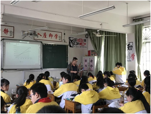 物理组冯亮老师对知识点把握得十分到位.jpg