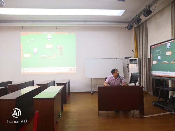 5.秦主任做发言.jpg