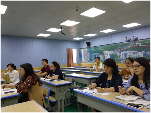 老师们听的十分认真并做详细记录.png