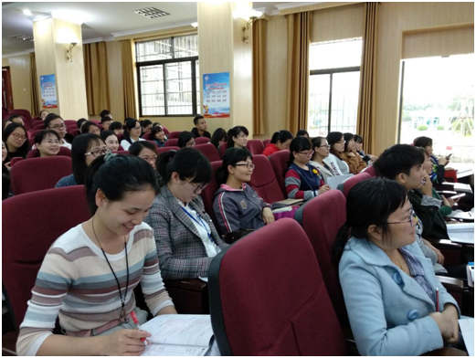 老师们听得十分认真并做详细记录.png