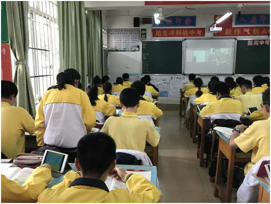 1606班学生在教室回答王静老师的远程提问.png